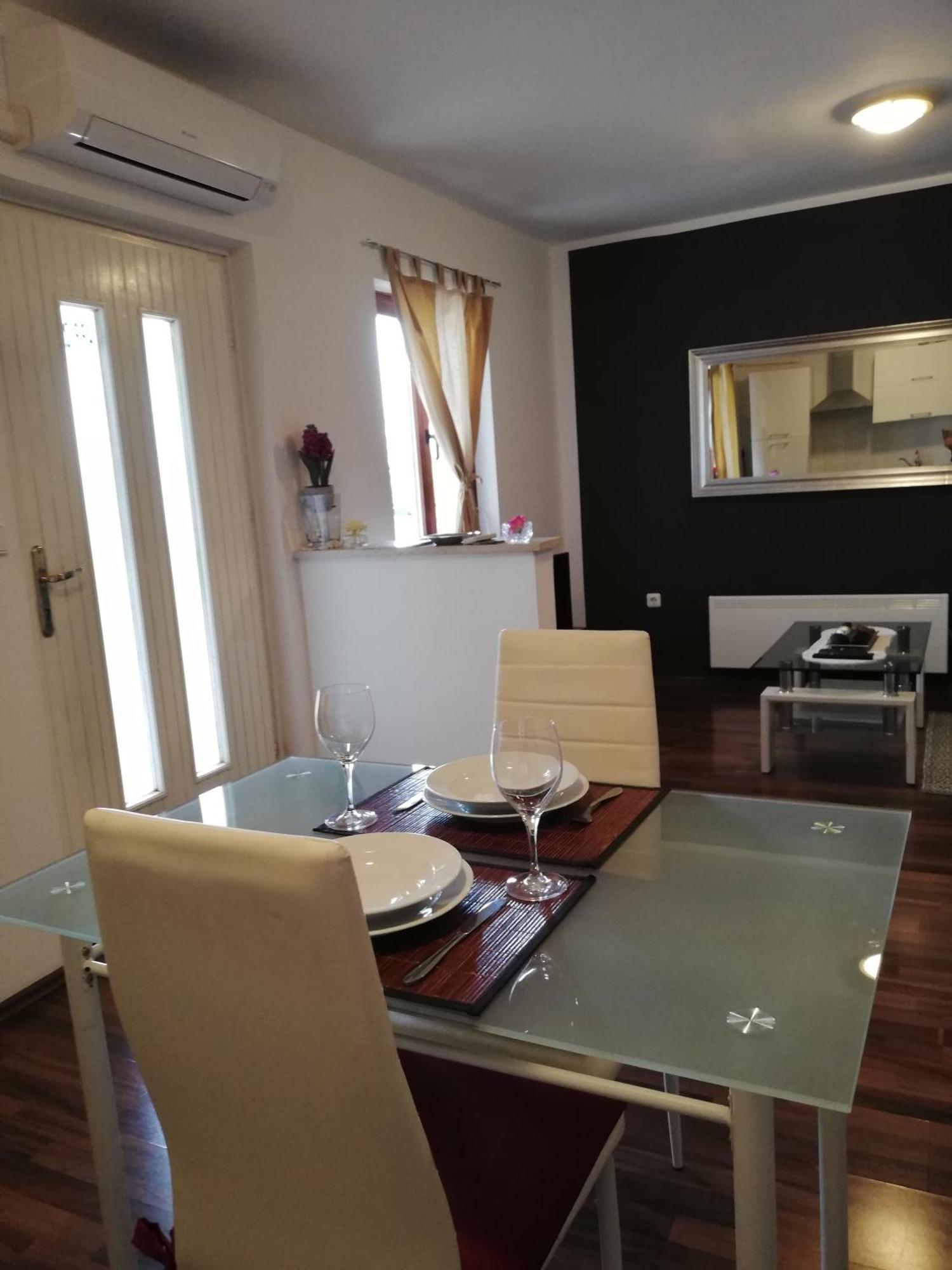 Apartments Poretti For 2,In Center Parking Free In The Yard,6 Min Beach Walk روفينج المظهر الخارجي الصورة