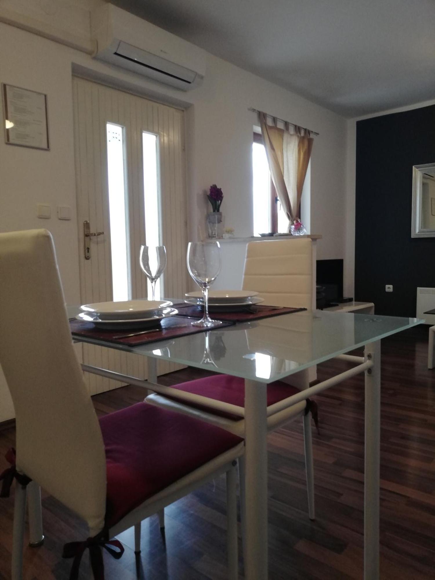 Apartments Poretti For 2,In Center Parking Free In The Yard,6 Min Beach Walk روفينج المظهر الخارجي الصورة