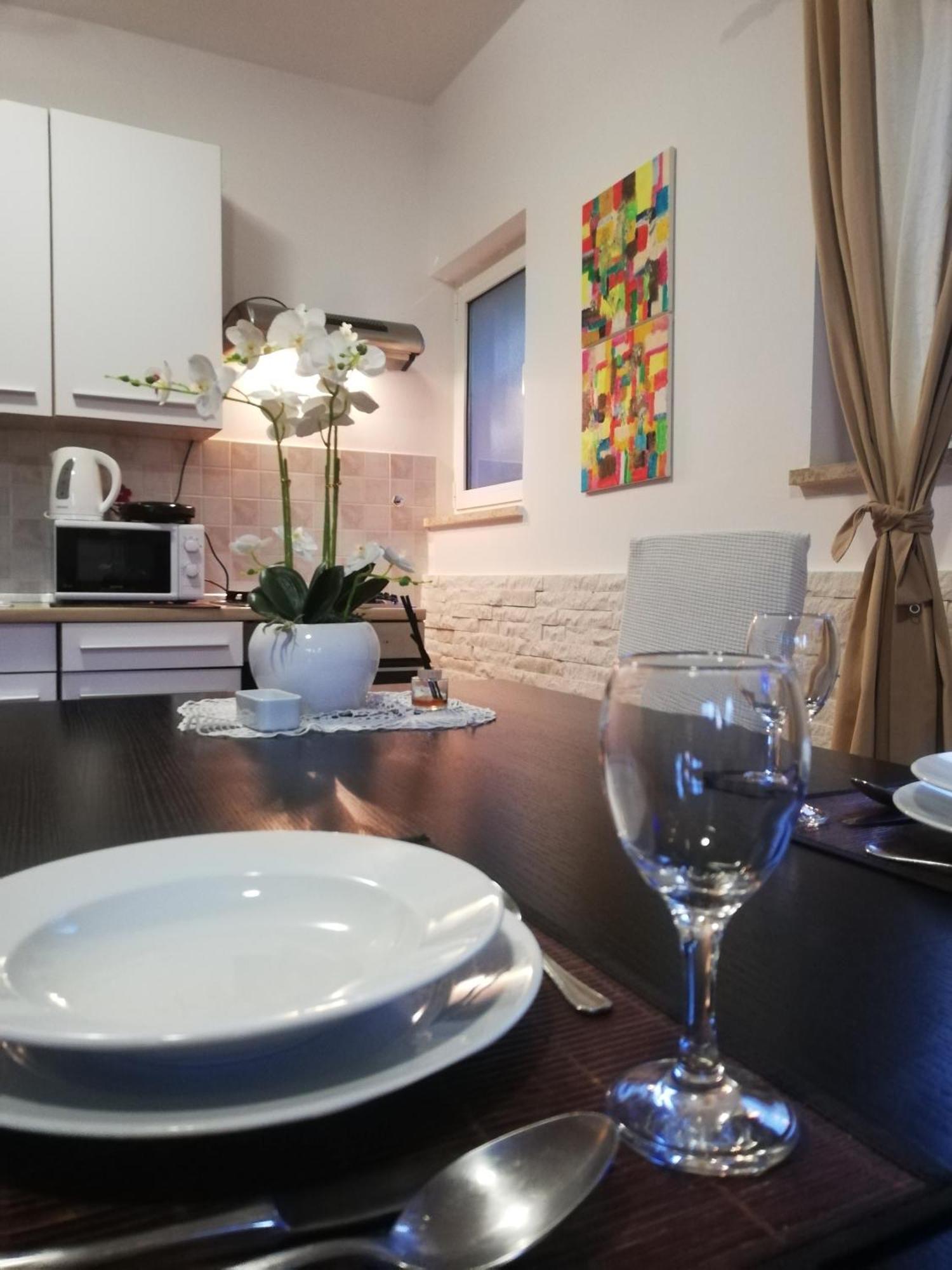 Apartments Poretti For 2,In Center Parking Free In The Yard,6 Min Beach Walk روفينج المظهر الخارجي الصورة